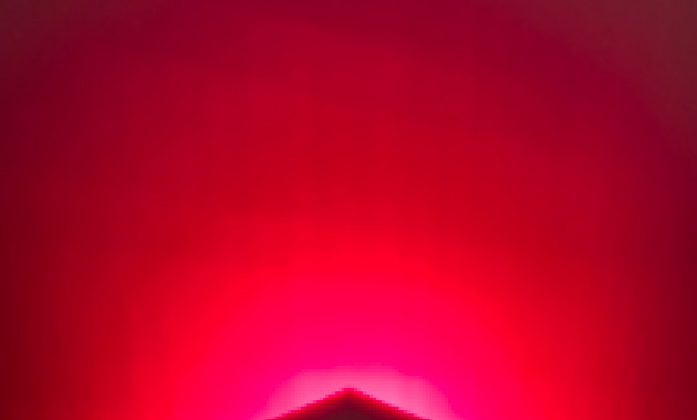 比較1・正面への照射の様子。製品の前の白い壁が真っ赤になる、強い光が出る