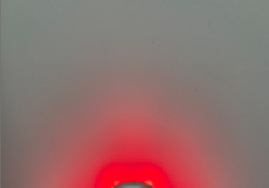 同様に正面へ照射した際に、光源の周囲だけが赤い
