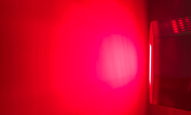 比較2・照射した状態を真横から見た様子。こちらも製品後ろの白い壁が真っ赤になる