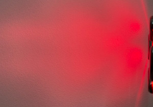 同様の方向に照射した際に壁の色が見える